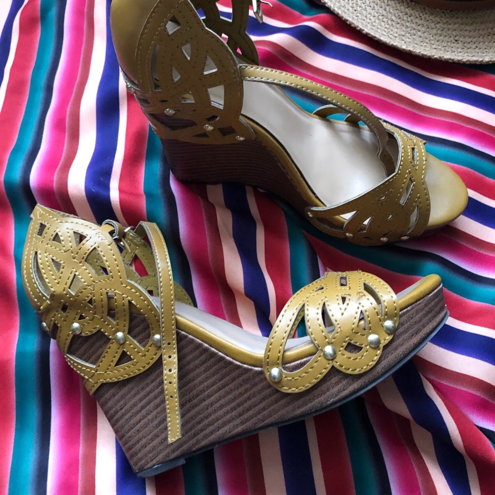 Mustard yellow wedges 💛